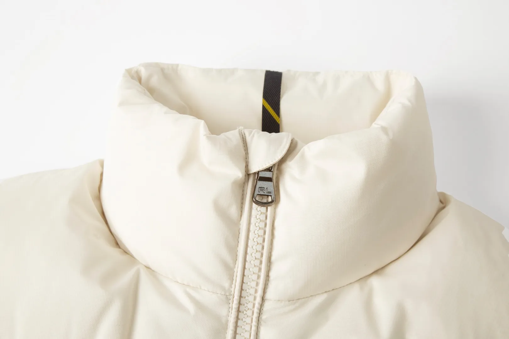P460 White background picture [Popular in winter] Style number: 25118# Color: Black/Navy/Apricot/Sand Brown Size: S-XL - Ralph Lauren/Ralph Lauren 2025FW Popular winter items stand-up collar multi-zip three-proof GorHam vest down vest - 0.15 grid nylon coating on the face for light three-proof built-in 360T anti-drilling velvet coated gallbladder - corn tooth high-quality resin zipper Five large and small partition zippers on the whole body. Separate mold opening - original mold opening with originality. Full set of customized accessories. 100% detail processing - RL Ralph Lauren classic best-selling small label down vest. Best-selling offline in North America and out of stock all year round. Black and blue basic two-color. 25 new with apricot brown two-color. Simple and versatile. Double internal and external zippers. Very practical. Elastic elastic cord at the hem. Free elastic adjustment. 350 grams of zoned down filling. Warm and comfortable. Warm for winter.